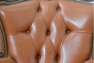 イタリアヴィンテージ　本革　彫刻×鋲打ちデザインのエレガントなサロンチェア2脚セット　(R-086708)