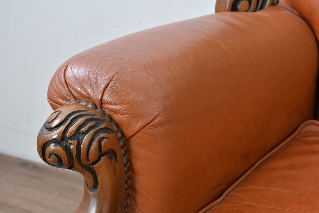 イタリアヴィンテージ　本革　彫刻×鋲打ちデザインのエレガントなサロンチェア2脚セット　(R-086708)