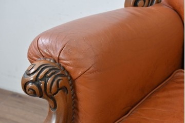 イタリアヴィンテージ　本革　彫刻×鋲打ちデザインのエレガントなサロンチェア2脚セット　(R-086708)