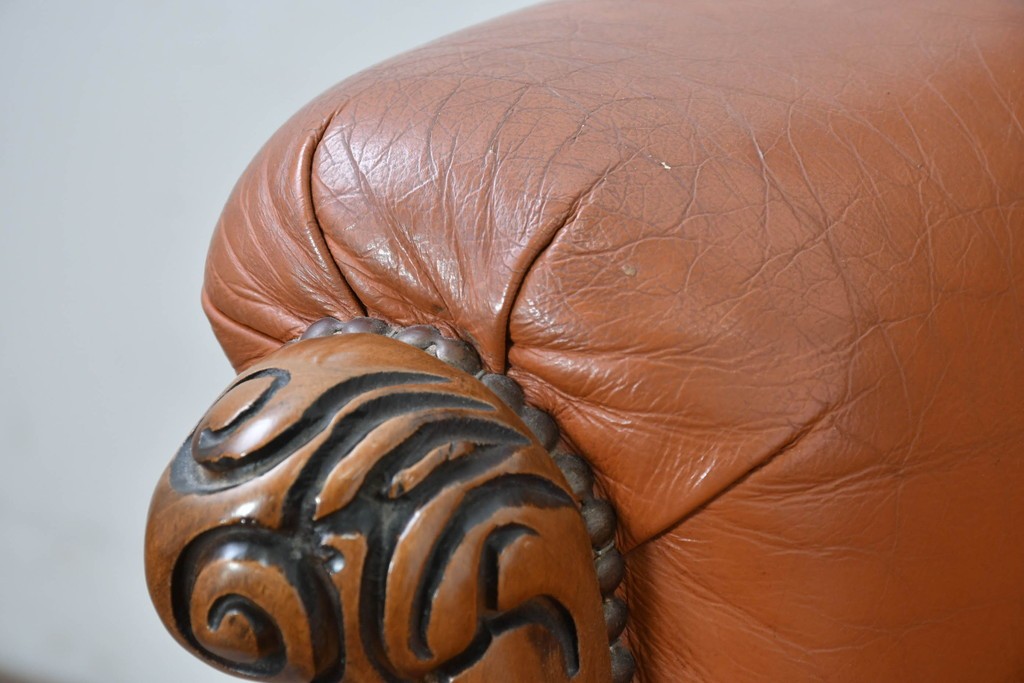 イタリアヴィンテージ　本革　彫刻×鋲打ちデザインのエレガントなサロンチェア2脚セット　(R-086708)