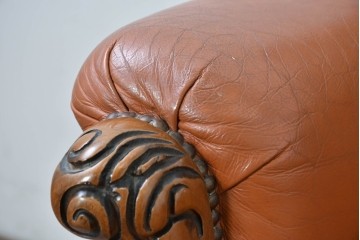 イタリアヴィンテージ　本革　彫刻×鋲打ちデザインのエレガントなサロンチェア2脚セット　(R-086708)