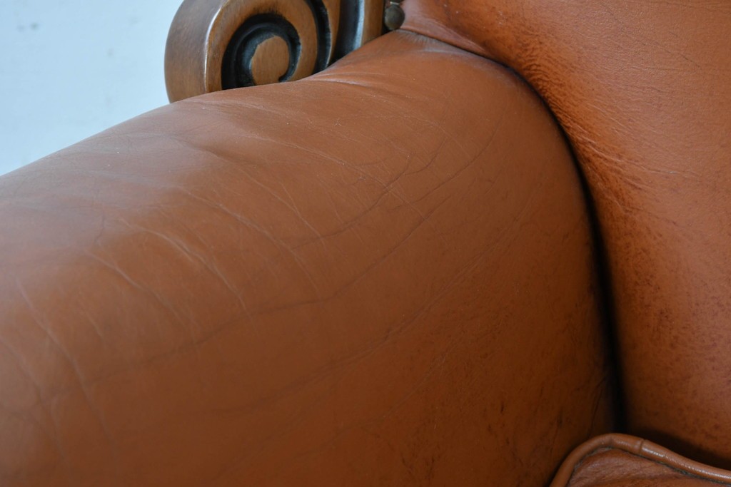 イタリアヴィンテージ　本革　彫刻×鋲打ちデザインのエレガントなサロンチェア2脚セット　(R-086708)