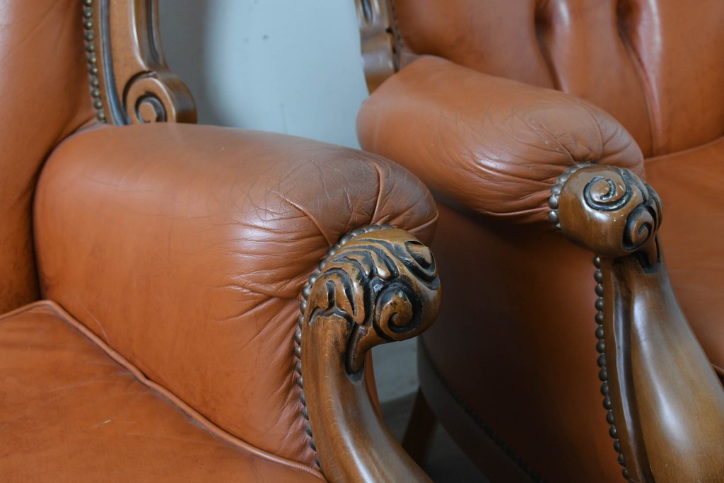 イタリアヴィンテージ　本革　彫刻×鋲打ちデザインのエレガントなサロンチェア2脚セット　(R-086708)