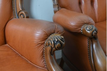 イタリアヴィンテージ　本革　彫刻×鋲打ちデザインのエレガントなサロンチェア2脚セット　(R-086708)