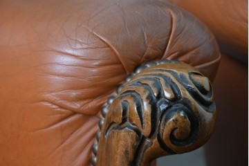 イタリアヴィンテージ　本革　彫刻×鋲打ちデザインのエレガントなサロンチェア2脚セット　(R-086708)