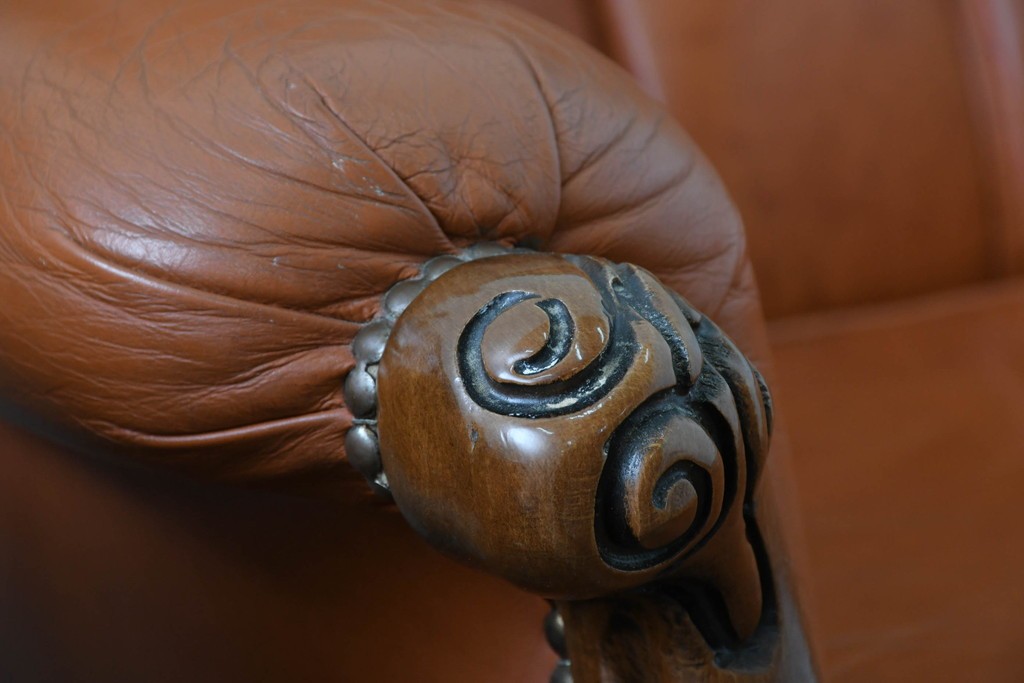 イタリアヴィンテージ　本革　彫刻×鋲打ちデザインのエレガントなサロンチェア2脚セット　(R-086708)