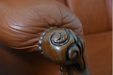 イタリアヴィンテージ　本革　彫刻×鋲打ちデザインのエレガントなサロンチェア2脚セット　(R-086708)