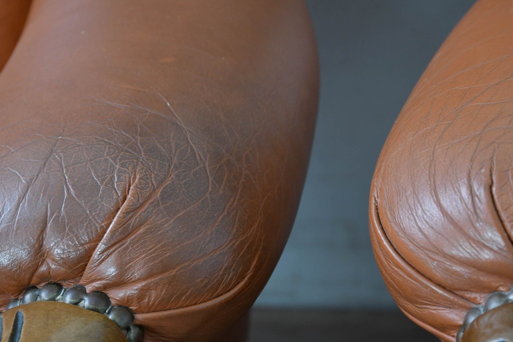 イタリアヴィンテージ　本革　彫刻×鋲打ちデザインのエレガントなサロンチェア2脚セット　(R-086708)