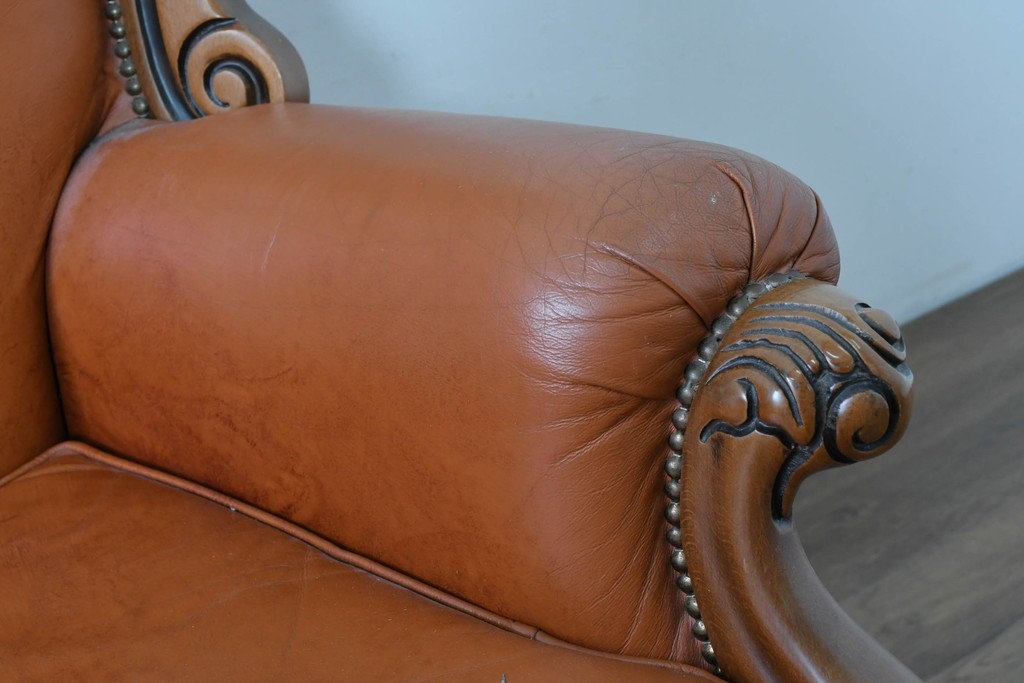 イタリアヴィンテージ　本革　彫刻×鋲打ちデザインのエレガントなサロンチェア2脚セット　(R-086708)