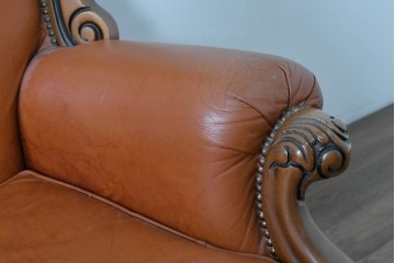 イタリアヴィンテージ　本革　彫刻×鋲打ちデザインのエレガントなサロンチェア2脚セット　(R-086708)