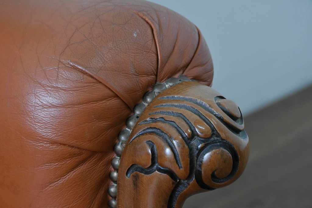 イタリアヴィンテージ　本革　彫刻×鋲打ちデザインのエレガントなサロンチェア2脚セット　(R-086708)