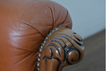 イタリアヴィンテージ　本革　彫刻×鋲打ちデザインのエレガントなサロンチェア2脚セット　(R-086708)