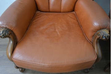 イタリアヴィンテージ　本革　彫刻×鋲打ちデザインのエレガントなサロンチェア2脚セット　(R-086708)