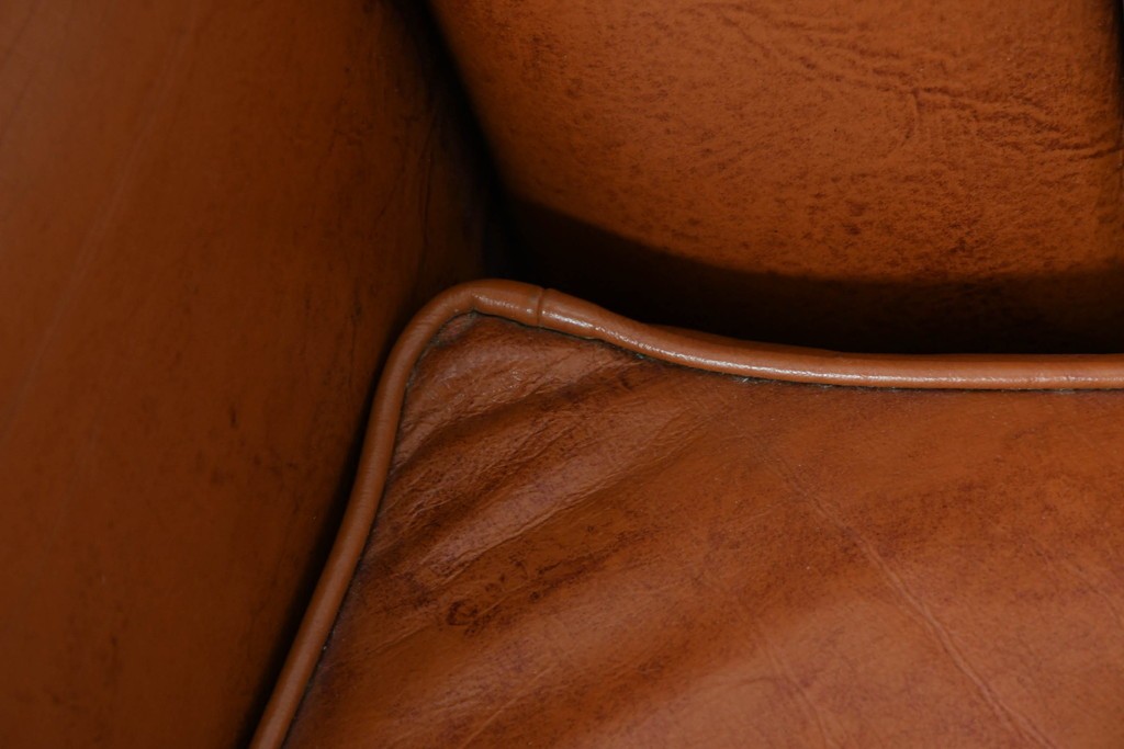 イタリアヴィンテージ　本革　彫刻×鋲打ちデザインのエレガントなサロンチェア2脚セット　(R-086708)