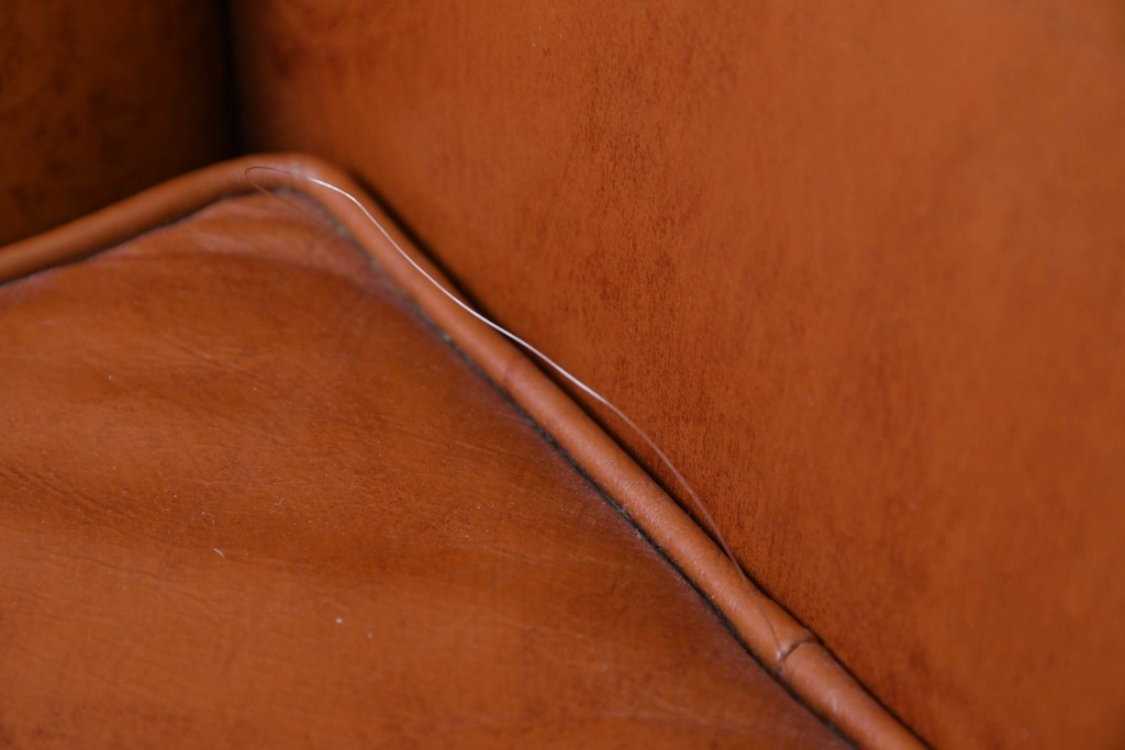 イタリアヴィンテージ　本革　彫刻×鋲打ちデザインのエレガントなサロンチェア2脚セット　(R-086708)