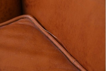 イタリアヴィンテージ　本革　彫刻×鋲打ちデザインのエレガントなサロンチェア2脚セット　(R-086708)