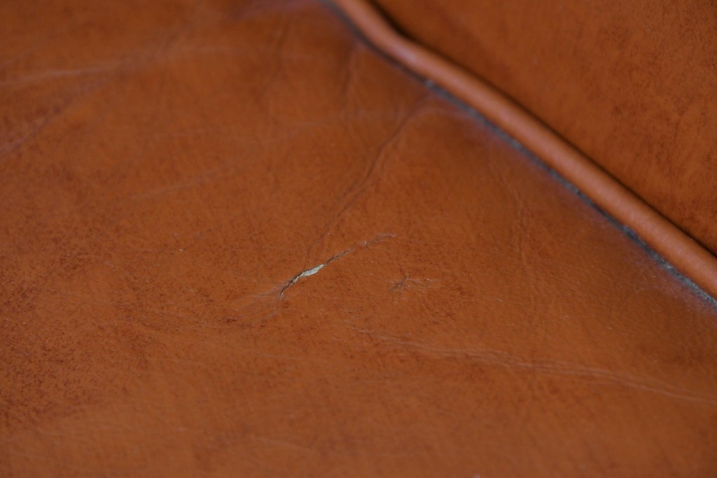 イタリアヴィンテージ　本革　彫刻×鋲打ちデザインのエレガントなサロンチェア2脚セット　(R-086708)