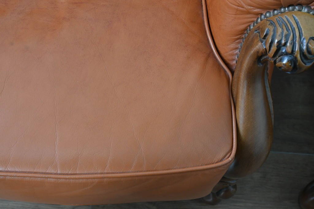 イタリアヴィンテージ　本革　彫刻×鋲打ちデザインのエレガントなサロンチェア2脚セット　(R-086708)