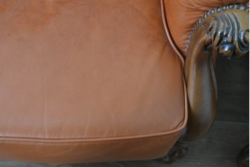 イタリアヴィンテージ　本革　彫刻×鋲打ちデザインのエレガントなサロンチェア2脚セット　(R-086708)