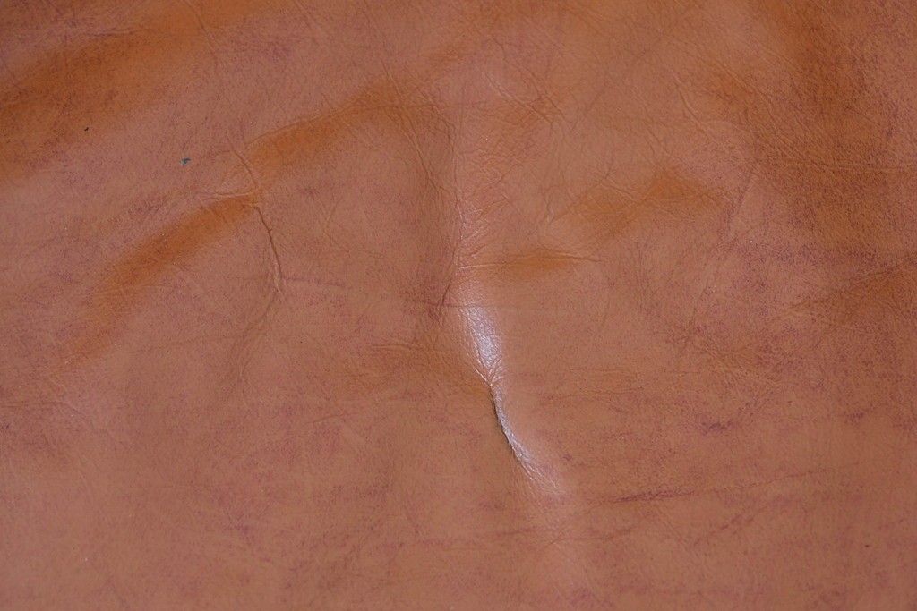 イタリアヴィンテージ　本革　彫刻×鋲打ちデザインのエレガントなサロンチェア2脚セット　(R-086708)