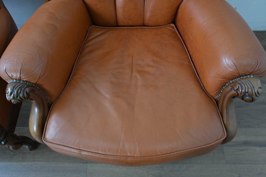 イタリアヴィンテージ　本革　彫刻×鋲打ちデザインのエレガントなサロンチェア2脚セット　(R-086708)