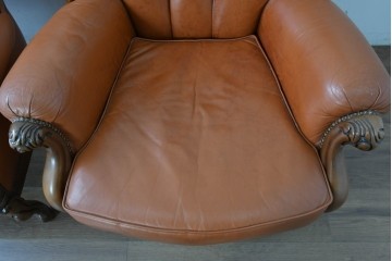 イタリアヴィンテージ　本革　彫刻×鋲打ちデザインのエレガントなサロンチェア2脚セット　(R-086708)