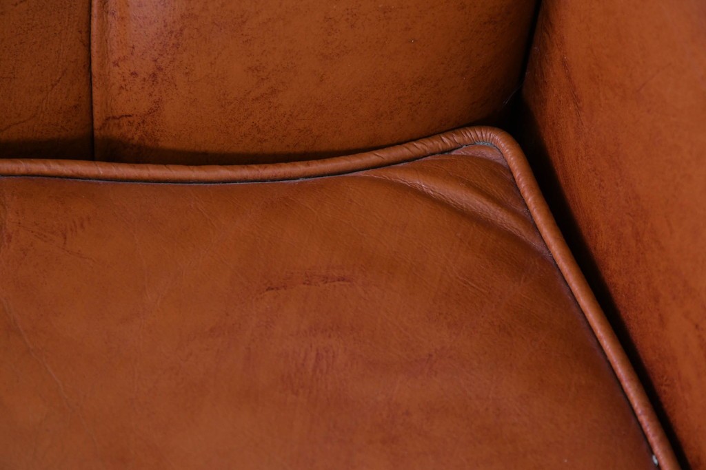 イタリアヴィンテージ　本革　彫刻×鋲打ちデザインのエレガントなサロンチェア2脚セット　(R-086708)