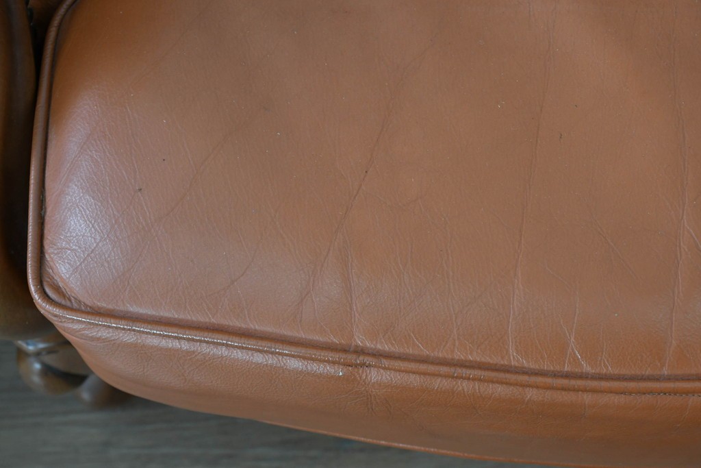 イタリアヴィンテージ　本革　彫刻×鋲打ちデザインのエレガントなサロンチェア2脚セット　(R-086708)