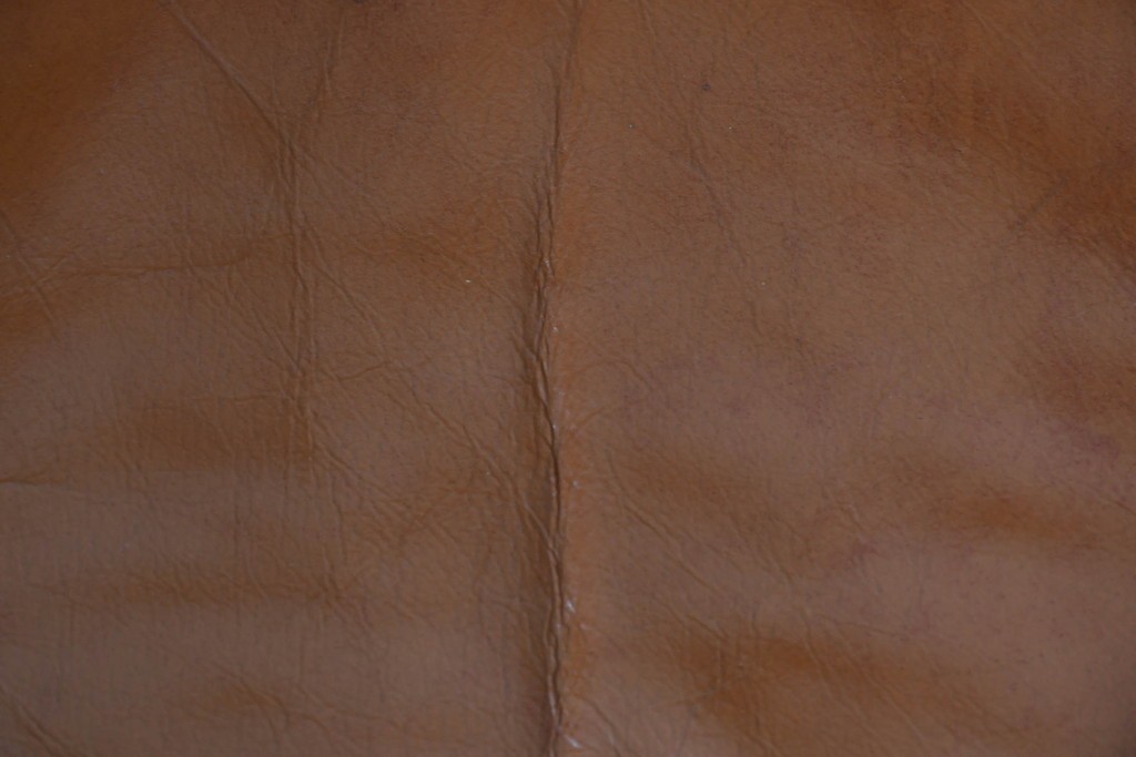 イタリアヴィンテージ　本革　彫刻×鋲打ちデザインのエレガントなサロンチェア2脚セット　(R-086708)