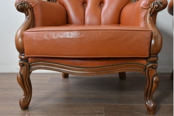 イタリアヴィンテージ　本革　彫刻×鋲打ちデザインのエレガントなサロンチェア2脚セット　(R-086708)