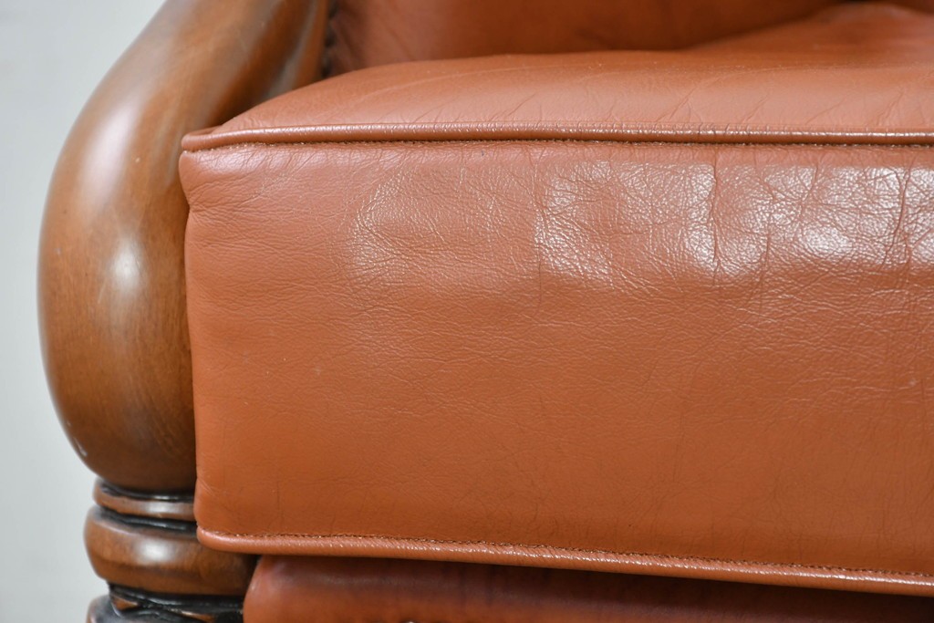 イタリアヴィンテージ　本革　彫刻×鋲打ちデザインのエレガントなサロンチェア2脚セット　(R-086708)