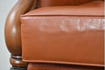 イタリアヴィンテージ　本革　彫刻×鋲打ちデザインのエレガントなサロンチェア2脚セット　(R-086708)