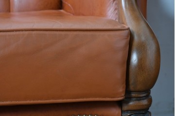 イタリアヴィンテージ　本革　彫刻×鋲打ちデザインのエレガントなサロンチェア2脚セット　(R-086708)