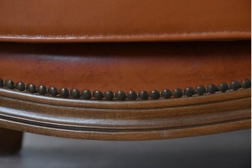 イタリアヴィンテージ　本革　彫刻×鋲打ちデザインのエレガントなサロンチェア2脚セット　(R-086708)