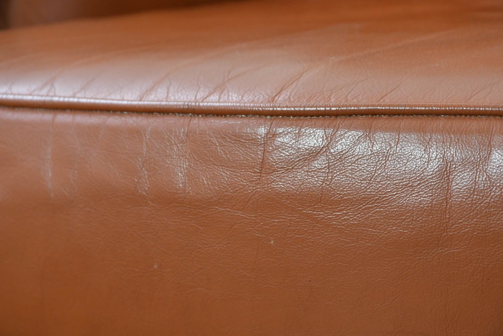 イタリアヴィンテージ　本革　彫刻×鋲打ちデザインのエレガントなサロンチェア2脚セット　(R-086708)