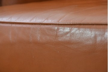 イタリアヴィンテージ　本革　彫刻×鋲打ちデザインのエレガントなサロンチェア2脚セット　(R-086708)