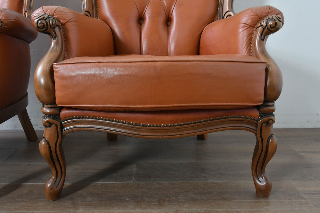 イタリアヴィンテージ　本革　彫刻×鋲打ちデザインのエレガントなサロンチェア2脚セット　(R-086708)