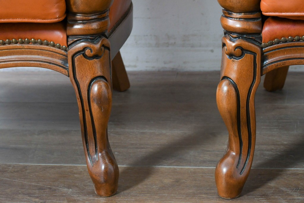 イタリアヴィンテージ　本革　彫刻×鋲打ちデザインのエレガントなサロンチェア2脚セット　(R-086708)