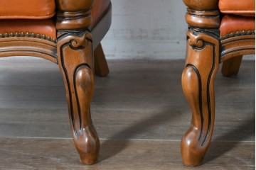 イタリアヴィンテージ　本革　彫刻×鋲打ちデザインのエレガントなサロンチェア2脚セット　(R-086708)