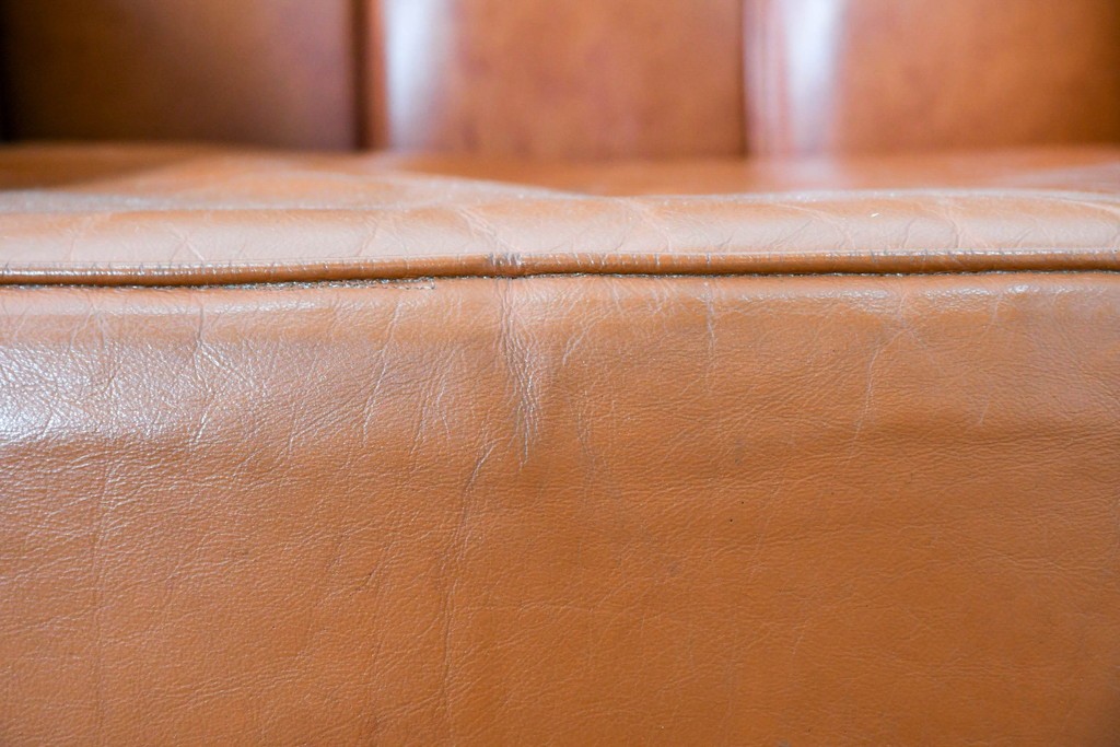 イタリアヴィンテージ　本革　彫刻×鋲打ちデザインのエレガントなサロンチェア2脚セット　(R-086708)