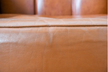 イタリアヴィンテージ　本革　彫刻×鋲打ちデザインのエレガントなサロンチェア2脚セット　(R-086708)