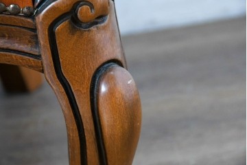 イタリアヴィンテージ　本革　彫刻×鋲打ちデザインのエレガントなサロンチェア2脚セット　(R-086708)