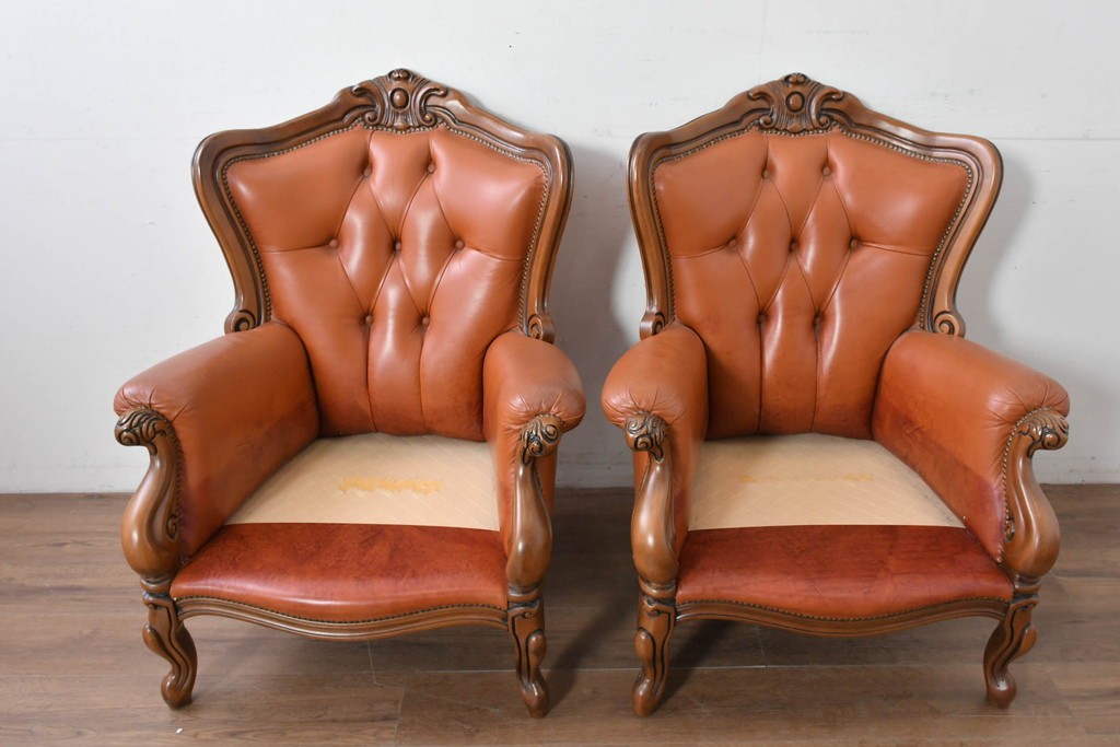 イタリアヴィンテージ　本革　彫刻×鋲打ちデザインのエレガントなサロンチェア2脚セット　(R-086708)