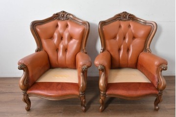 イタリアヴィンテージ　本革　彫刻×鋲打ちデザインのエレガントなサロンチェア2脚セット　(R-086708)