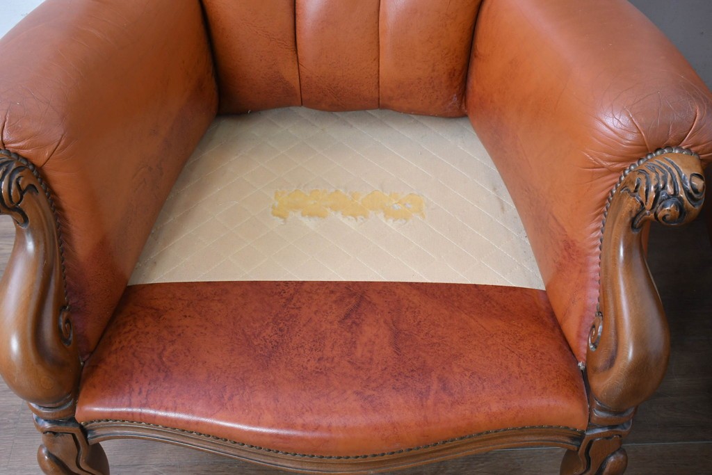 イタリアヴィンテージ　本革　彫刻×鋲打ちデザインのエレガントなサロンチェア2脚セット　(R-086708)