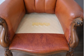 イタリアヴィンテージ　本革　彫刻×鋲打ちデザインのエレガントなサロンチェア2脚セット　(R-086708)