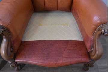 イタリアヴィンテージ　本革　彫刻×鋲打ちデザインのエレガントなサロンチェア2脚セット　(R-086708)