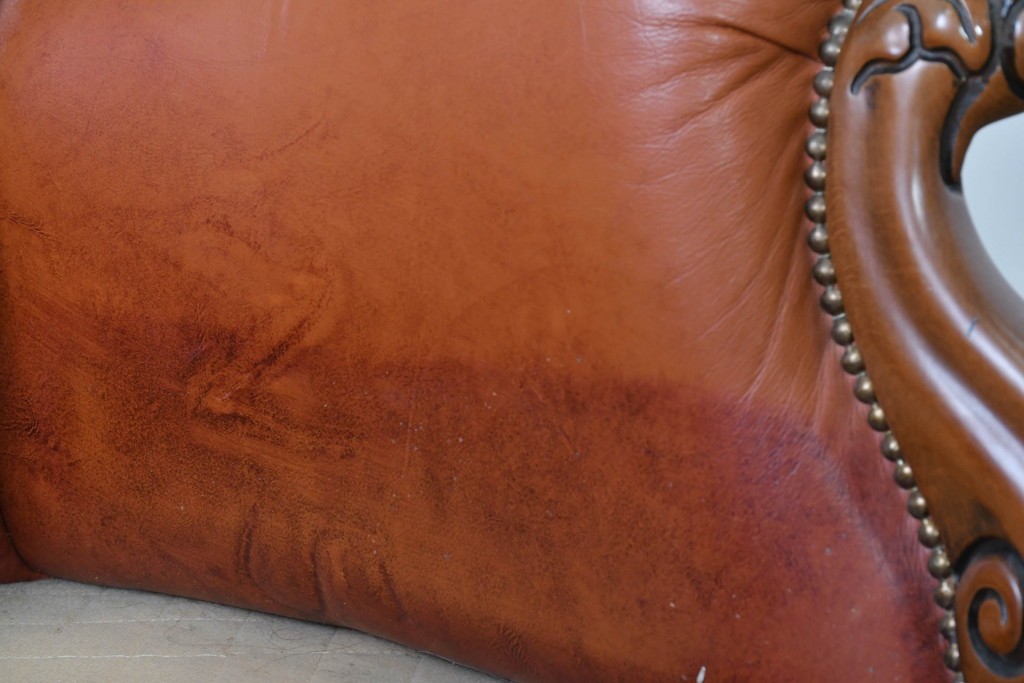 イタリアヴィンテージ　本革　彫刻×鋲打ちデザインのエレガントなサロンチェア2脚セット　(R-086708)