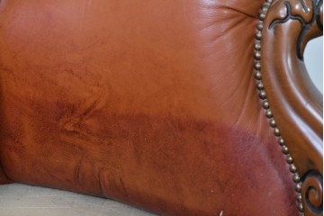 イタリアヴィンテージ　本革　彫刻×鋲打ちデザインのエレガントなサロンチェア2脚セット　(R-086708)