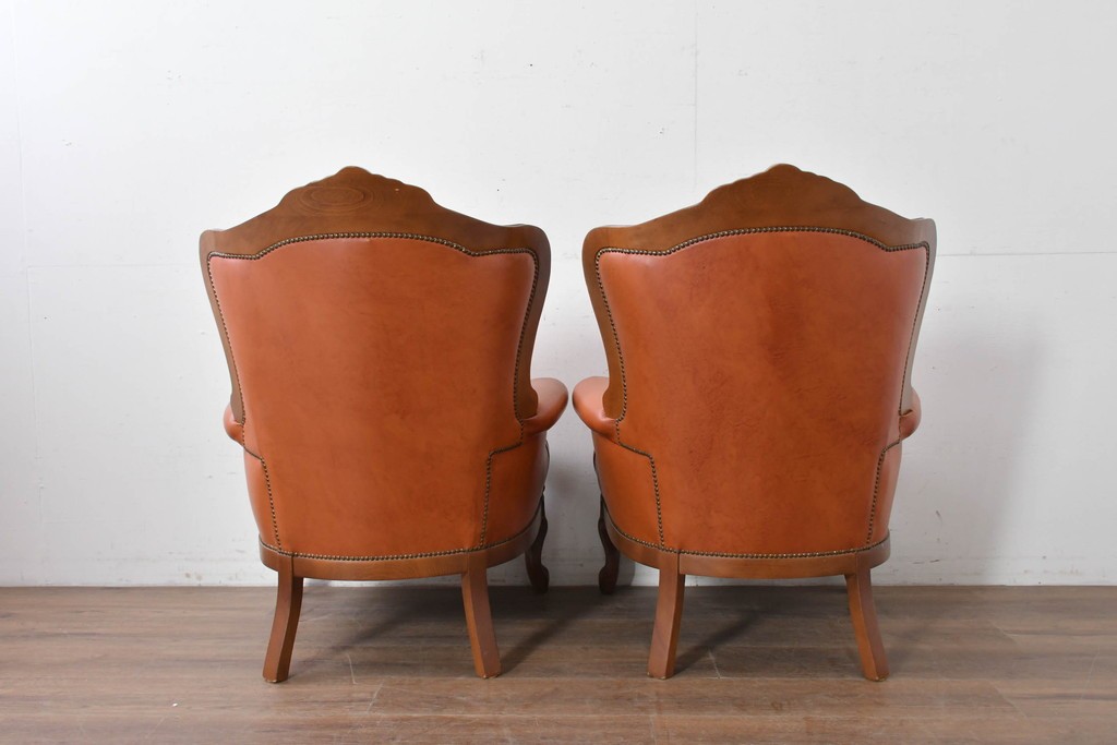 イタリアヴィンテージ　本革　彫刻×鋲打ちデザインのエレガントなサロンチェア2脚セット　(R-086708)